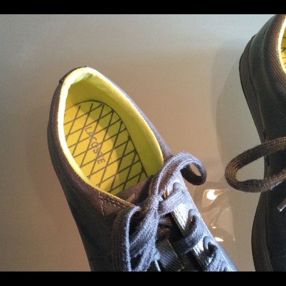 Lacoste Leather and Synthetic Sneakers sz 6.5 - Picture 4 of 5